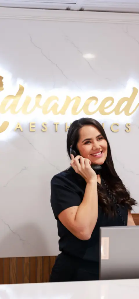 Amanda, a Gerente de Escritório na Advanced Aesthetics em Braintree, MA, prestando suporte profissional e coordenação de pacientes.